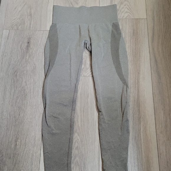 NVGTN Khaki Green Curve Seamless Leggings Size S - Picture 4 of 4